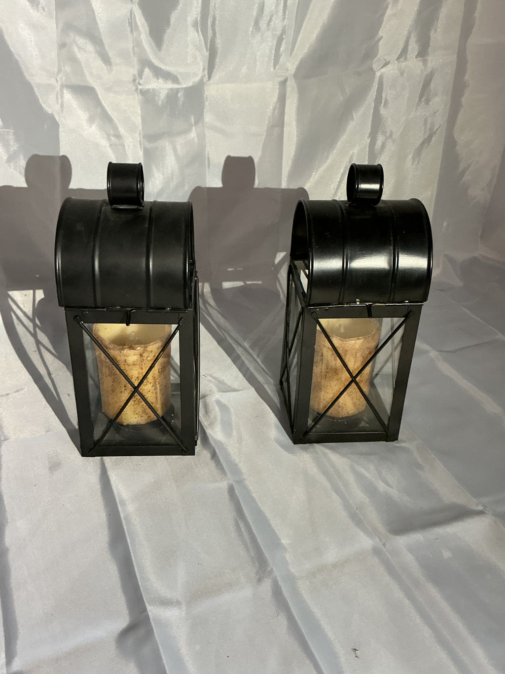 2 lanterns with battery candles