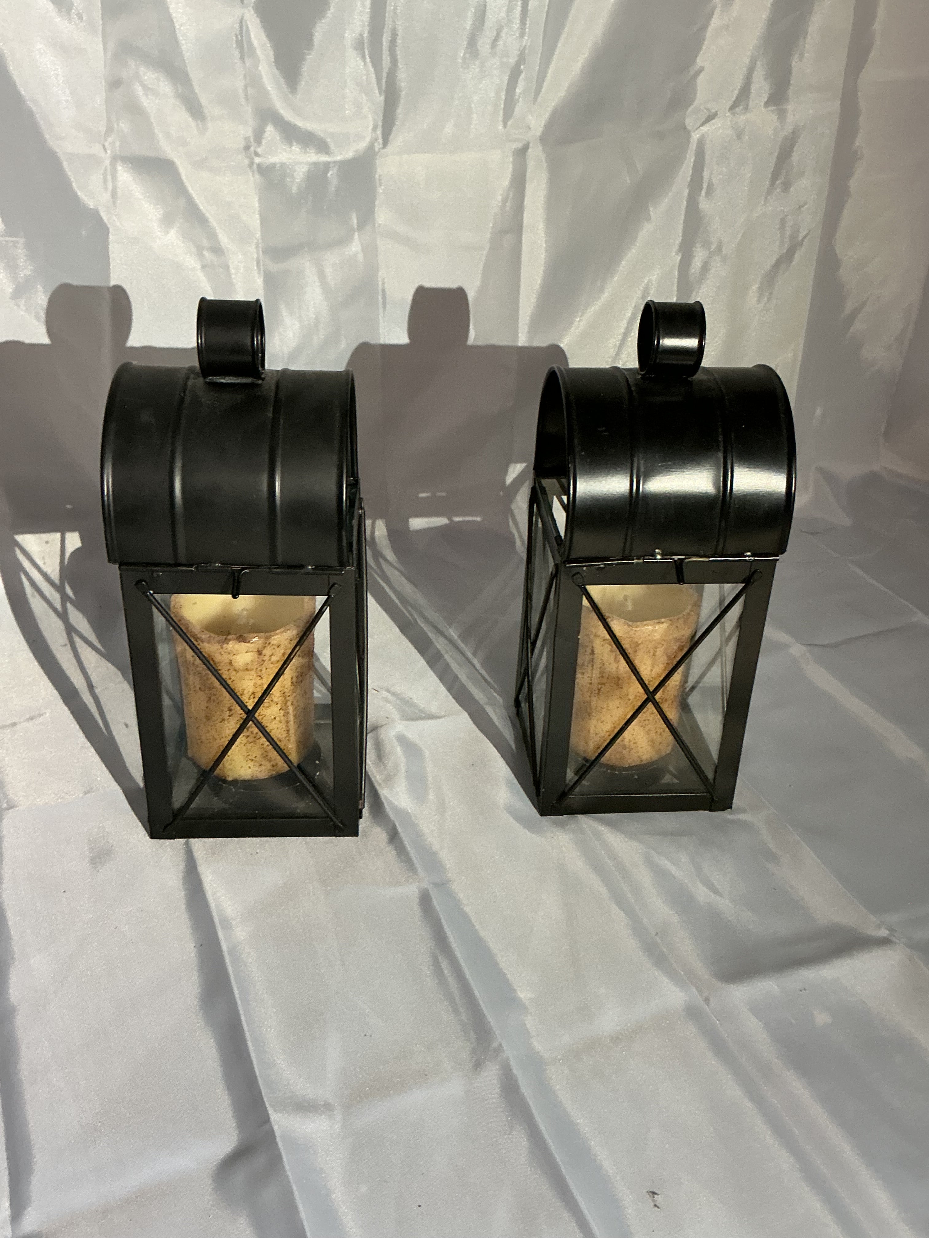 2 lanterns with battery candles
