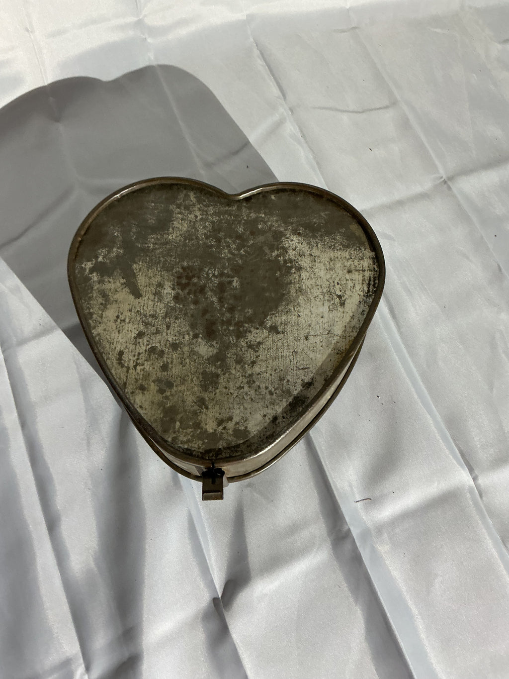 Tin heart bundt pan