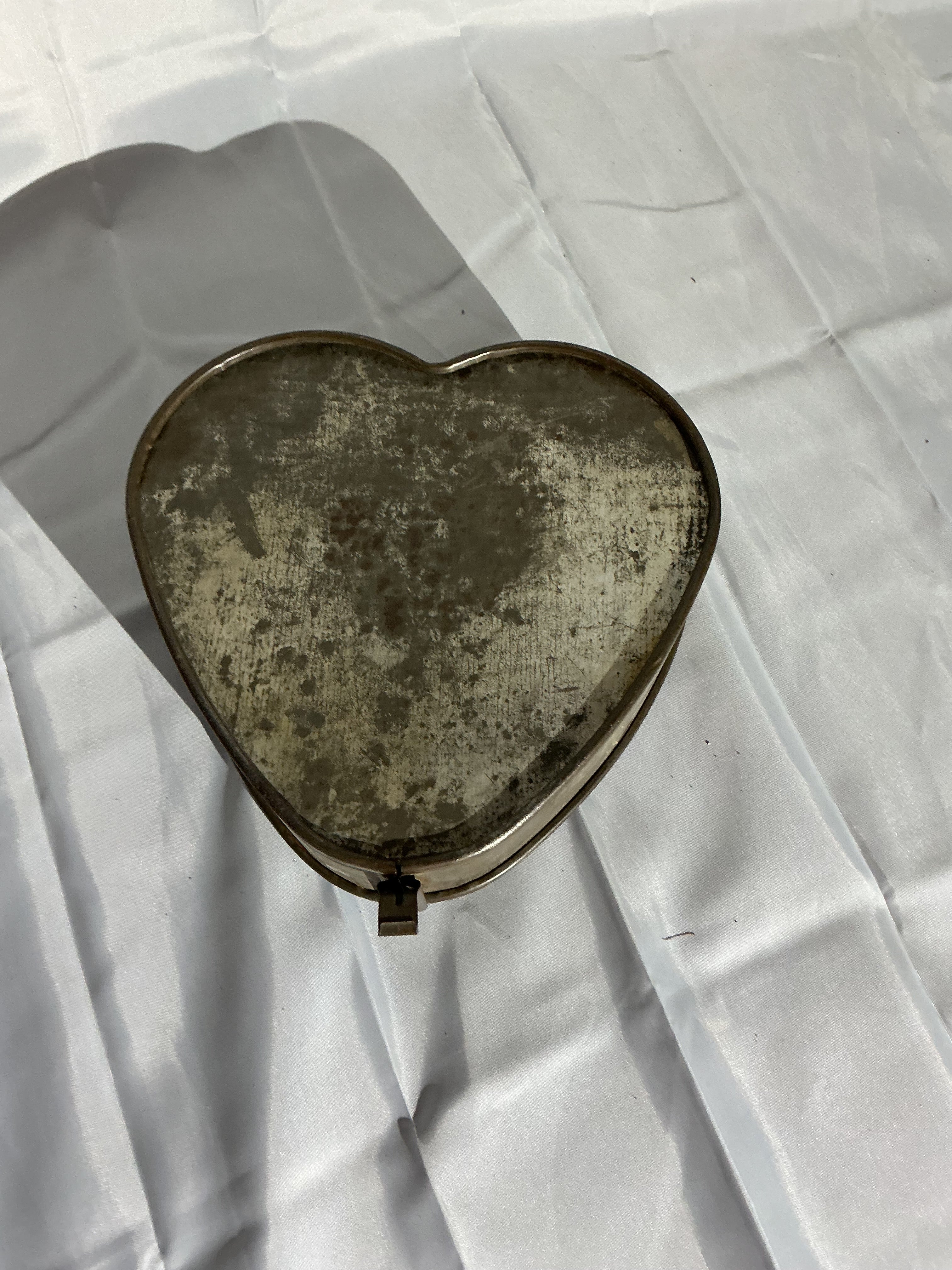 Tin heart bundt pan